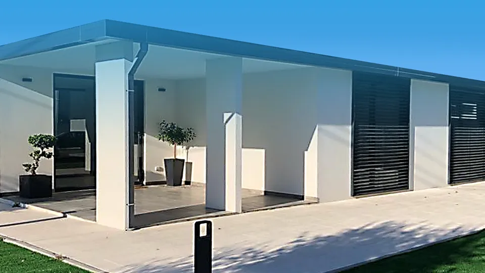 Casa modelo da Clickhouse na Zona Industrial de Vagos, com alpendre, pilares brancos e estores escuros