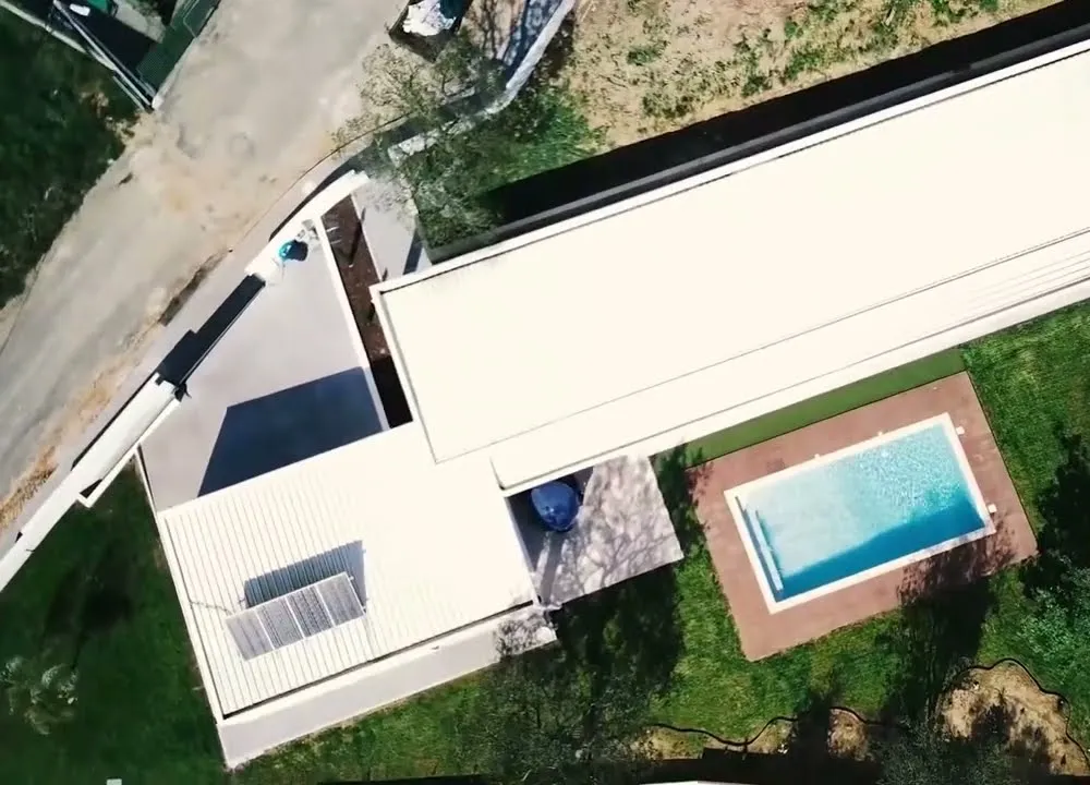 Vista aérea de uma casa Clickhouse entregue, de piso térreo, com piscina e jardim